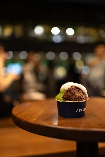 Rzemieślnicza gałka gelato w kubeczku, wieczór w Pizie