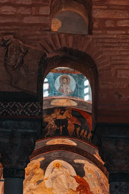 Wnętrze zabytkowego kościoła z mozaikami i zdobionymi łukami.