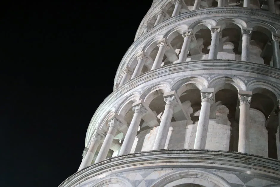Dettaglio notturno delle arcate della Torre di Pisa contro il cielo