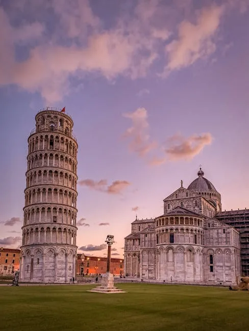 Torre pendente e Cattedrale di Pisa su prato al crepuscolo