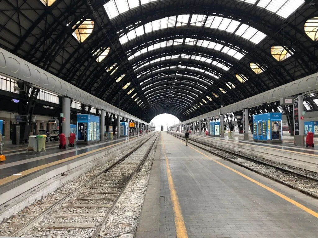 Puste tory i perony pod panoramicznym dachem dworca w Pizie