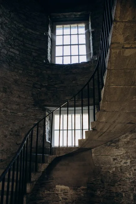 Wąskie kamienne spiralne schody i okna wewnątrz Krzywej Wieży