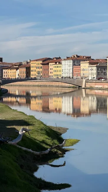 Widok na rzekę Arno w Pizie i most