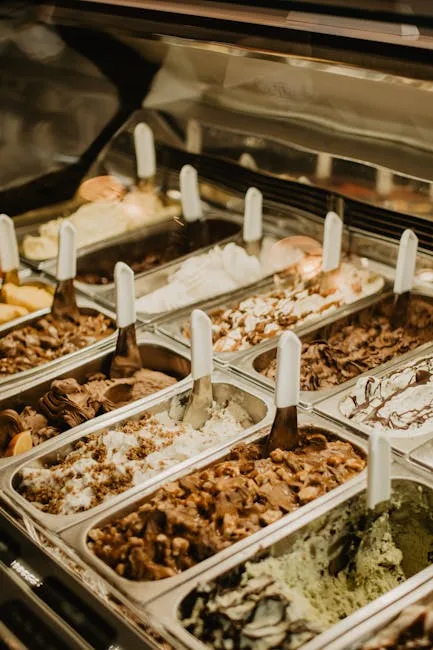 Witryna z wieloma smakami włoskiego gelato w cukierni