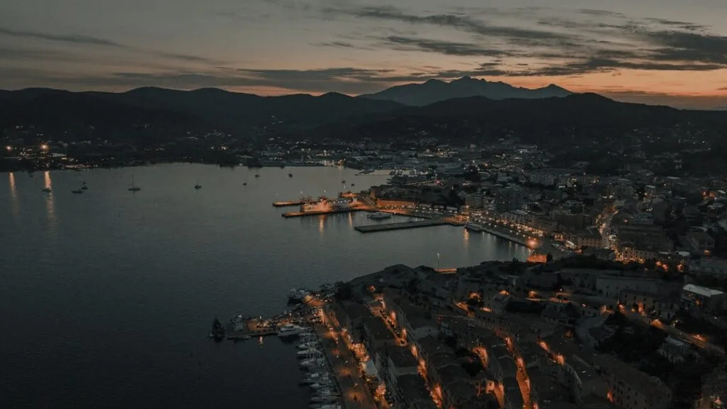 Portowy widok o zmierzchu na Wyspie Elba z zatoką i światłami