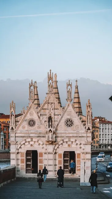 Front fasady kaplicy Santa Maria della Spina w Pizie przy brzegu Arno