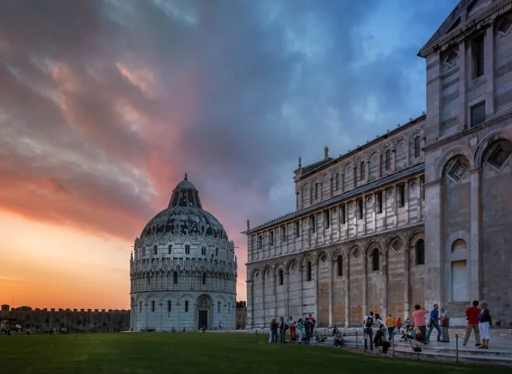 Baptysterium i katedra na Polach Cudów w Pizie o zachodzie