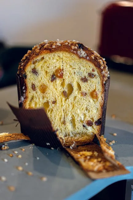 Krojone panettone z rodzynkami i chrupiącą cukrową posypką