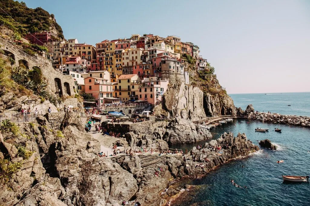 Skaliste wybrzeże i kolorowe domy Manaroli w Cinque Terre
