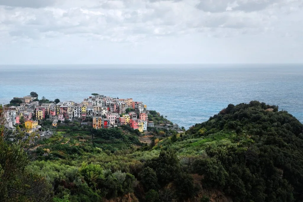 Widok na jedną z wiosek Cinque Terre nad stromym wybrzeżem