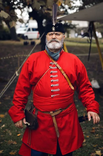 Mężczyzna w czerwonym historycznym stroju podczas rekonstrukcji w Toskanii