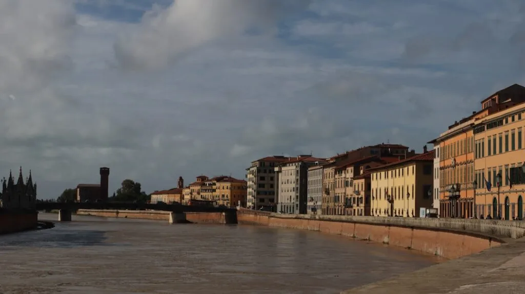 Stół do brunchu nad brzegiem Arno w Pizie