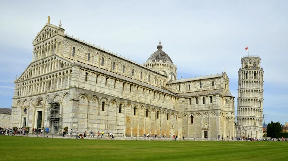 Vista laterale del Duomo con la Torre Pendente di Pisa