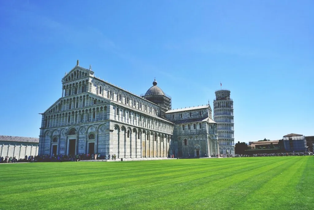 Prato verde davanti al Duomo e alla Torre di Pisa