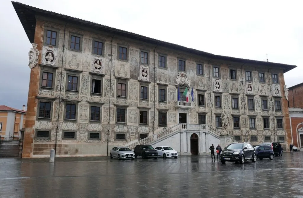 Ozdobna fasada Pałacu na Piazza dei Cavalieri w Pizie, mokry plac