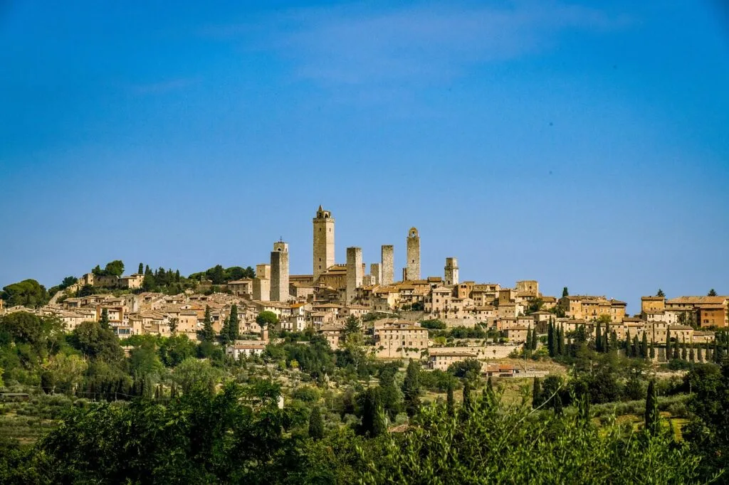 Panorama San Gimignano na wzgórzu z licznymi wieżami i domami