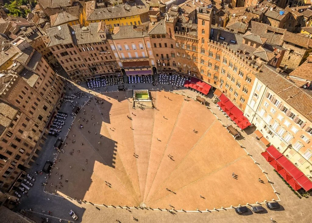 Widok z lotu ptaka na charakterystyczne Piazza del Campo w Sienie
