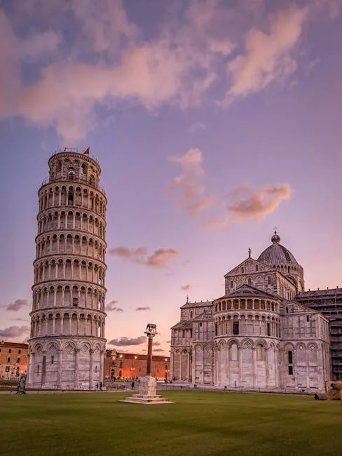 Tour penchée et cathédrale sur la pelouse de la Piazza dei Miracoli